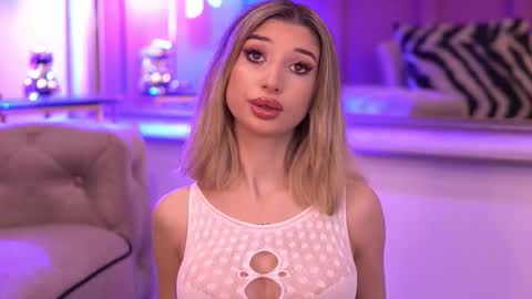 Snapshot of odettebensen chatting on 09.18.25 Odette online show from 09.18.25