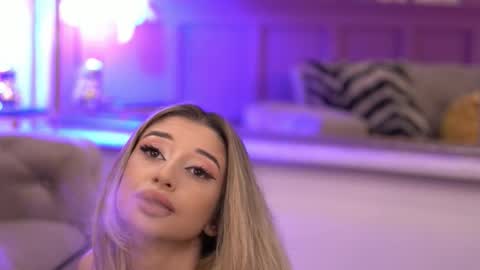 Snapshot of odettebensen chatting on 10.17.25 Odette online show from 10.17.25