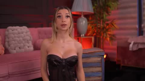 Snapshot of odettebensen chatting on 11.08.25 Odette online show from 11.08.25