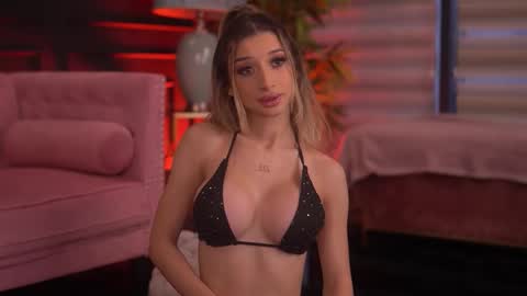 Snapshot of odettebensen chatting on 11.25.25 Odette online show from 11.25.25