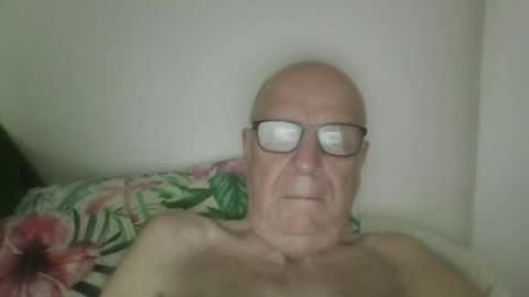 Snapshot of oggi95 chatting on 10.13.25 oggi95 online show from 10.13.25