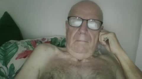 Snapshot of oggi95 chatting on 10.18.25 oggi95 online show from 10.18.25