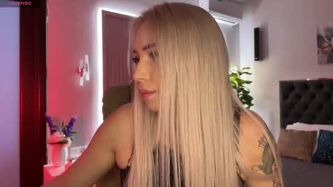 Snapshot of ohmyemma chatting on 09.17.25 Emma online show from 09.17.25