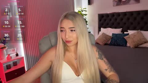 Snapshot of ohmyemma chatting on 09.22.25 Emma online show from 09.22.25