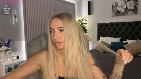 Snapshot of ohmyemma chatting on 09.23.25 Emma online show from 09.23.25