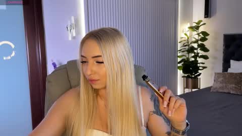 Snapshot of ohmyemma chatting on 09.26.25 Emma online show from 09.26.25