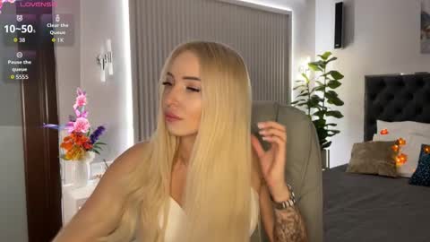 Snapshot of ohmyemma chatting on 10.03.25 Emma online show from 10.03.25