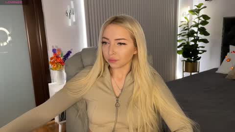 Snapshot of ohmyemma chatting on 10.14.25 Emma online show from 10.14.25