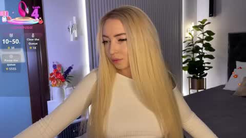 Snapshot of ohmyemma chatting on 10.15.25 Emma online show from 10.15.25