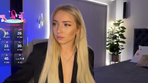 Snapshot of ohmyemma chatting on 10.18.25 Emma online show from 10.18.25