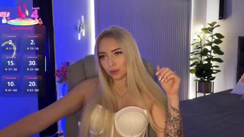 Snapshot of ohmyemma chatting on 10.20.25 Emma online show from 10.20.25