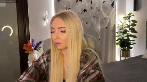 Snapshot of ohmyemma chatting on 10.27.25 Emma online show from 10.27.25