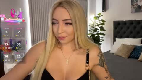 Snapshot of ohmyemma chatting on 11.06.25 Emma online show from 11.06.25