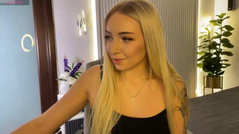 Snapshot of ohmyemma chatting on 11.15.25 Emma online show from 11.15.25