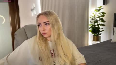 Snapshot of ohmyemma chatting on 11.17.25 Emma online show from 11.17.25