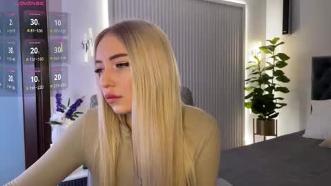 Snapshot of ohmyemma chatting on 11.21.25 Emma online show from 11.21.25