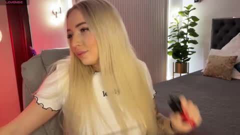 Snapshot of ohmyemma chatting on 11.26.25 Emma online show from 11.26.25