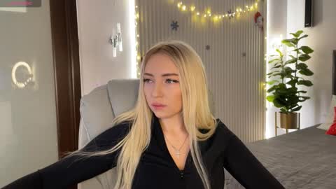 Snapshot of ohmyemma chatting on 12.19.25 Emma online show from 12.19.25