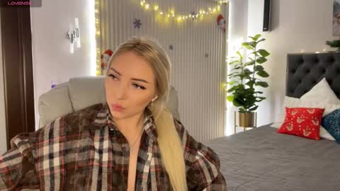 Snapshot of ohmyemma chatting on 12.22.25 Emma online show from 12.22.25