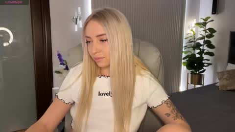 Snapshot of ohmyemma chatting on 01.11.26 Emma online show from 01.11.26