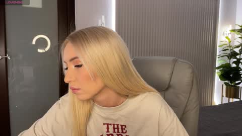 Snapshot of ohmyemma chatting on 02.09.26 Emma online show from 02.09.26