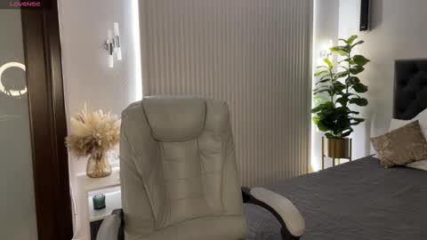 Snapshot of ohmyemma chatting on 02.12.26 Emma online show from 02.12.26