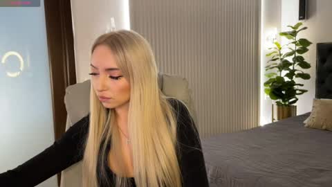 Snapshot of ohmyemma chatting on 04.15.26 Emma online show from 04.15.26