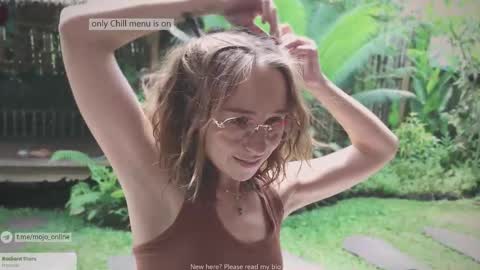 Snapshot of ohmymojo chatting on 11.06.25 Mo online show from 11.06.25