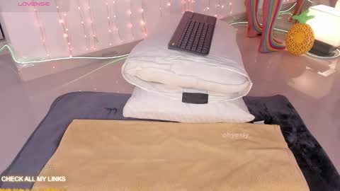 ohyesly_ online show from 01.09.26