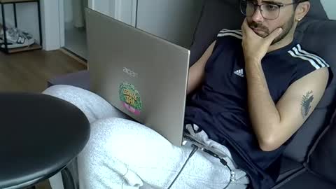 Snapshot of olavioneto chatting on 11.02.25 hairyBRboy online show from 11.02.25