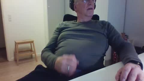 Snapshot of oldth chatting on 12.18.24 oldth online show from 12.18.24