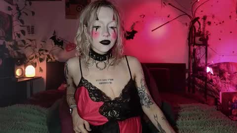 Snapshot of olivecum chatting on 10.25.25 Olive online show from 10.25.25