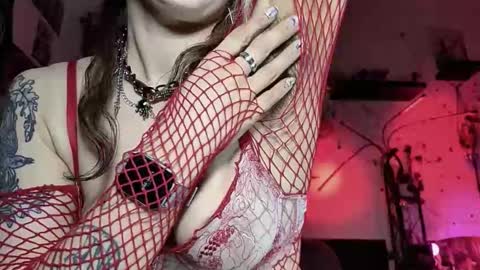 Snapshot of olivecum chatting on 10.29.25 Olive online show from 10.29.25