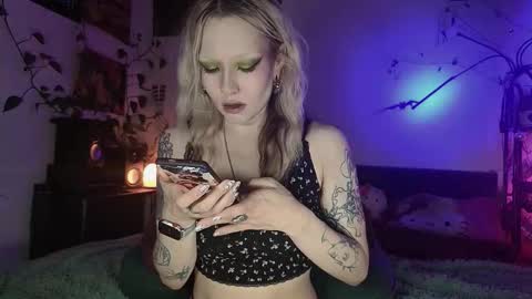 Snapshot of olivecum chatting on 11.12.25 Olive online show from 11.12.25