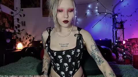 Snapshot of olivecum chatting on 11.23.25 Olive online show from 11.23.25