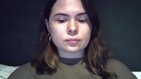 Snapshot of olivepeach chatting on 05.17.26 Oil online show from 05.17.26