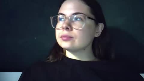 Snapshot of olivepeach chatting on 05.23.26 Oil online show from 05.23.26