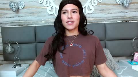 Snapshot of oliver__brown chatting on 01.05.25 Oliver online show from 01.05.25