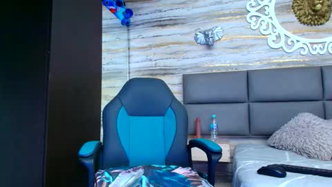 Snapshot of oliver__brown chatting on 11.26.25 Oliver online show from 11.26.25