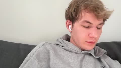 Snapshot of oliver_beck chatting on 01.06.25 Oliver Beck online show from 01.06.25