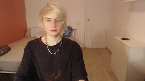 Snapshot of oliver_sweet_ chatting on 11.17.25 Oliver online show from 11.17.25