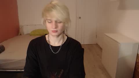 Snapshot of oliver_sweet_ chatting on 11.27.25 Oliver online show from 11.27.25