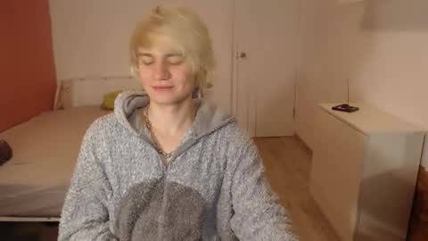 Snapshot of oliver_sweet_ chatting on 11.28.25 Oliver online show from 11.28.25