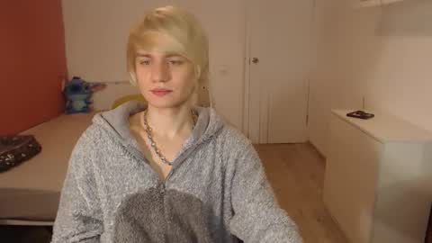 Snapshot of oliver_sweet_ chatting on 11.30.25 Oliver online show from 11.30.25