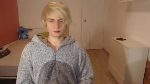 Snapshot of oliver_sweet_ chatting on 12.01.25 Oliver online show from 12.01.25