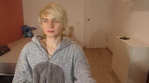 Snapshot of oliver_sweet_ chatting on 12.02.25 Oliver online show from 12.02.25