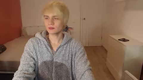 Snapshot of oliver_sweet_ chatting on 12.15.25 Oliver online show from 12.15.25