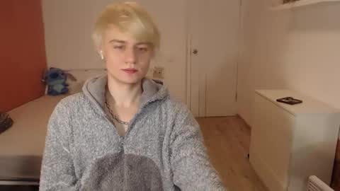 Snapshot of oliver_sweet_ chatting on 12.18.25 Oliver online show from 12.18.25