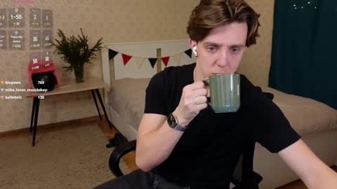 Snapshot of oliver_travis chatting on 01.07.25 Oliver Evans online show from 01.07.25