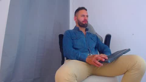 Snapshot of oliverdrew1 chatting on 12.03.24 oliver online show from 12.03.24